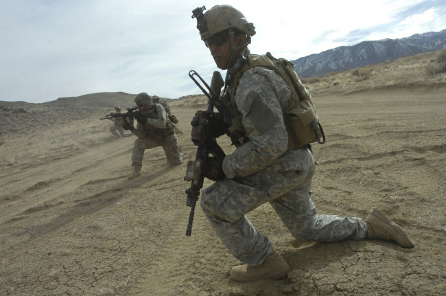 Обои картинки фото оружие, армия, спецназ, морпехи, пустыня, м-16