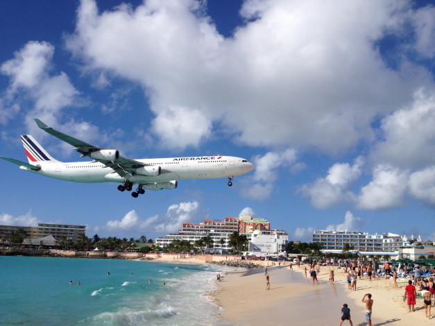 Обои картинки фото авиация, пассажирские, самолёты, сен-мартен, пляж, air, france, a340, посадка