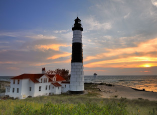 Картинка природа маяки здание закат маяк берег песок море солнце облака