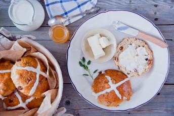 Картинка еда хлеб +выпечка мед нож масло пасхальные булочки
