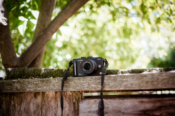 Картинка бренды panasonic люмикс фотоаппарат камера доски дерево двор