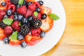 Картинка еда фрукты +ягоды ягоды тарелка ассорти