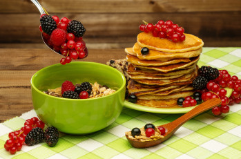 Картинка еда блины +оладьи смородина ежевика мёд мюсли ягоды завтрак pancake berries fresh breakfast
