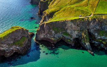 Картинка природа побережье ballintoy carrick-a-rede северная ирландия веревочный мост море скалы дорога люди