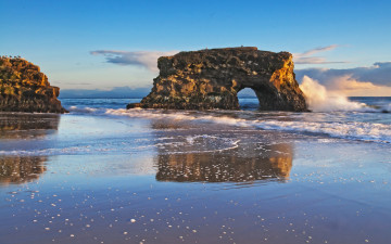 Картинка природа побережье скалы арка птицы берег море волны прибой облака