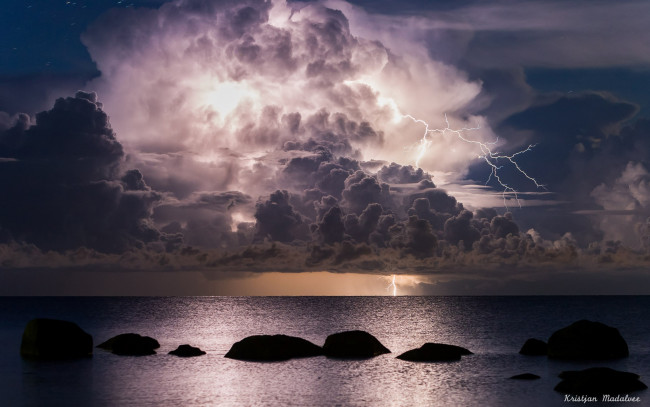 Обои картинки фото природа, молния,  гроза, море, ночь, небо, тучи, облака, свет