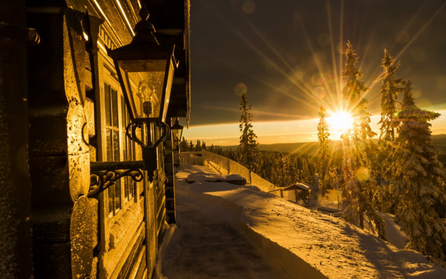 Обои картинки фото природа, восходы, закаты, норвегия, зима, снег, закат, лучи, дом, изба, фонари, деревья