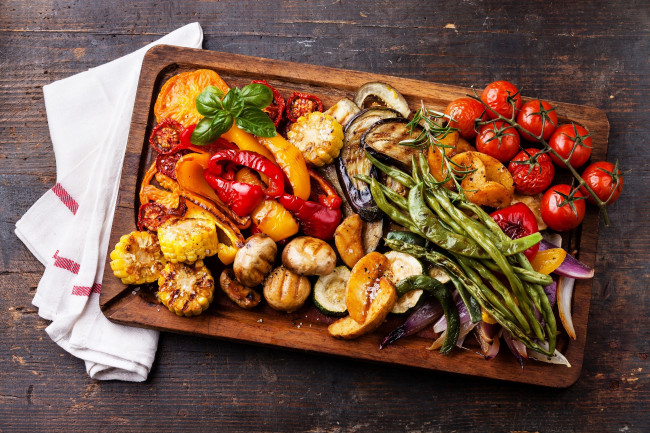 Обои картинки фото еда, овощи, баклажаны, помидоры, перец, кукуруза, запеченные, baked, vegetables, tomato, pepper, corn