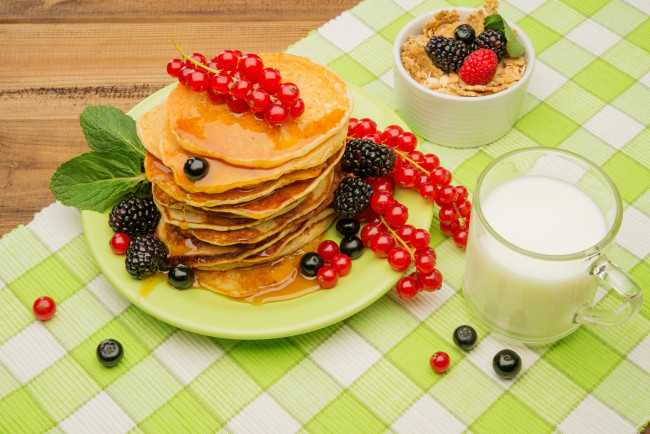 Обои картинки фото еда, блины,  оладьи, fresh, breakfast, ягоды, завтрак, pancake, berries, мёд, мюсли