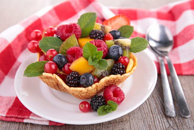 Обои картинки фото еда, фрукты,  ягоды, салат, малина, черника, ежевика, смородина