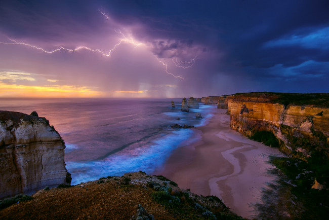 Обои картинки фото природа, молния,  гроза, австралия, море, берег, скалы, небо, шторм, гроза