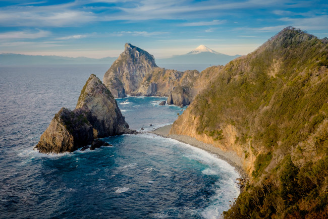 Обои картинки фото природа, побережье, скалы, берег, океан, фудзияма, гора, стратовулкан, Япония