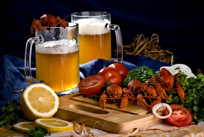 Обои картинки фото еда, напитки,  пиво, пиво, бока, раки, помидоры, лимон