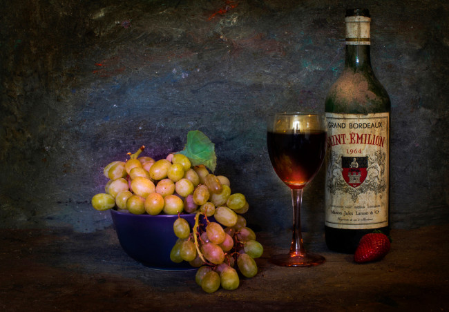 Обои картинки фото еда, напитки,  вино, vinum, essentia, est, vitae, виноград, гроздь, бутылка, бокал