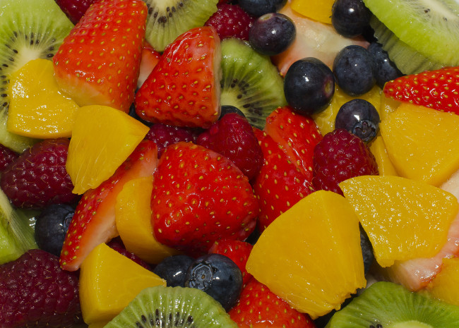 Обои картинки фото еда, фрукты,  ягоды, голубика, клубника, малина, ягоды, персики, фруктовый, салат, киви