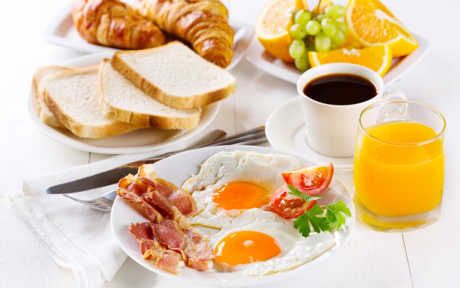 Обои картинки фото еда, Яичные блюда, фрукты, coffee, кофе, круассан, eggs, croissant, завтрак, cup, бекон, яичница, breakfast
