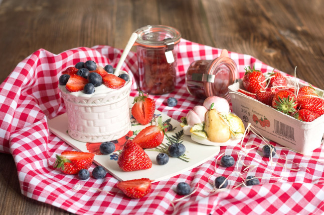 Обои картинки фото еда, фрукты,  ягоды, десерт, йогурт, клубника, голубика
