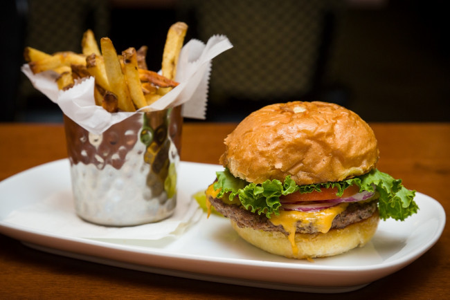 Обои картинки фото еда, бутерброды,  гамбургеры,  канапе, гамбургер, фри, картофель, салат, помидор