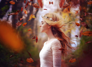 Картинка девушки -unsort+ блондинки +светловолосые ветер венок блондинка листопад листья осень профиль