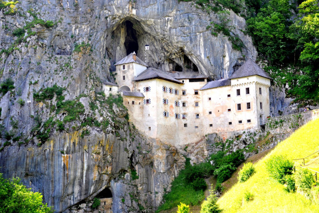 Обои картинки фото predjama castle slovenia, города, - дворцы,  замки,  крепости, predjama, castle, slovenia