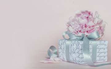 Картинка праздничные подарки+и+коробочки подарок цветок пион