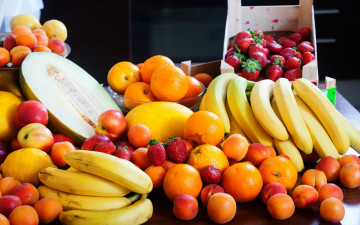 Картинка еда фрукты +ягоды клубника мандарины бананы дыня