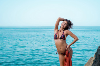 Картинка девушки laura+giraudi море поза бикини