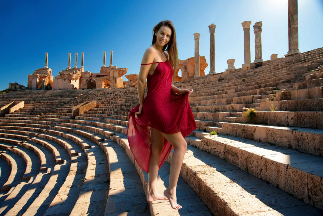 Обои картинки фото девушки, alisa amore , alisa i,  jessica albanka, ступени, красное, платье, босые, ноги
