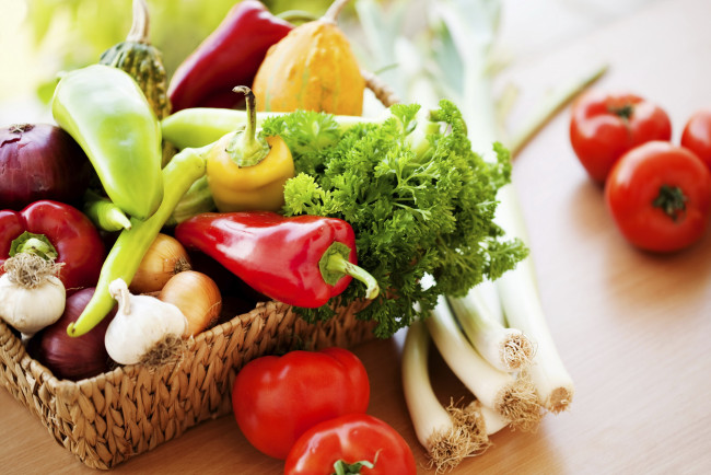 Обои картинки фото еда, овощи, лук, чеснок, перец, помидоры, петрушка