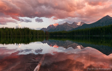 Картинка природа реки озера вечер облака небо закат хвойный лес озеро национальный парк банф канада herbert lake скалистые горы