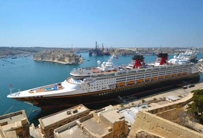Обои картинки фото disney magic in malta, корабли, лайнеры, порт, причал, мальта, круиз, malta, disney, magic