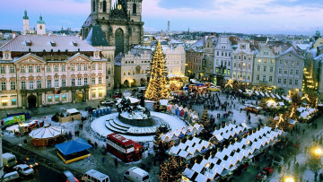 Картинка города прага+ Чехия здания панорама палатки площадь люди праздник ёлка