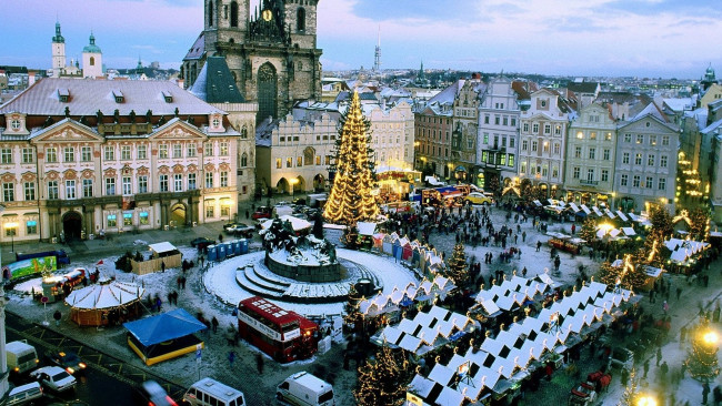 Обои картинки фото города, прага , Чехия, здания, панорама, палатки, площадь, люди, праздник, ёлка