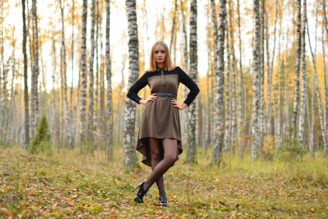 Обои картинки фото девушка в осеннем лесу, девушки, -unsort , рыжеволосые и другие, осень, лес, девушка