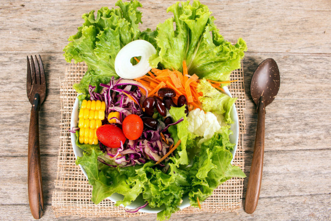 Обои картинки фото еда, салаты,  закуски, салат, зелень, фасоль, кукуруза
