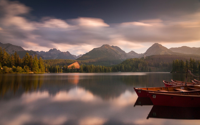 Обои картинки фото корабли, лодки,  шлюпки, горы, лес, вода, озеро, пейзажи, природа