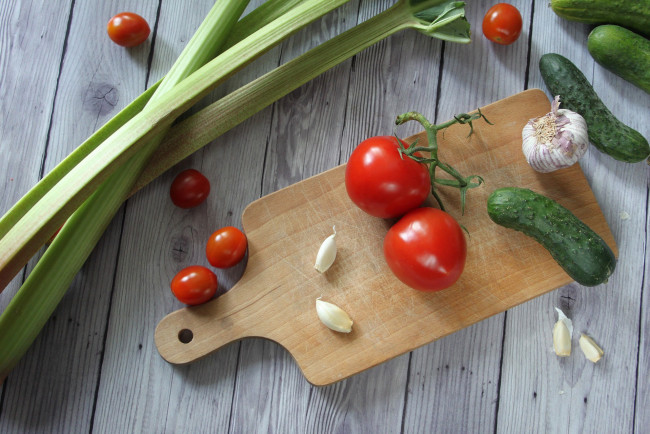 Обои картинки фото еда, овощи, чеснок, помидоры, зелень, томаты, огурцы