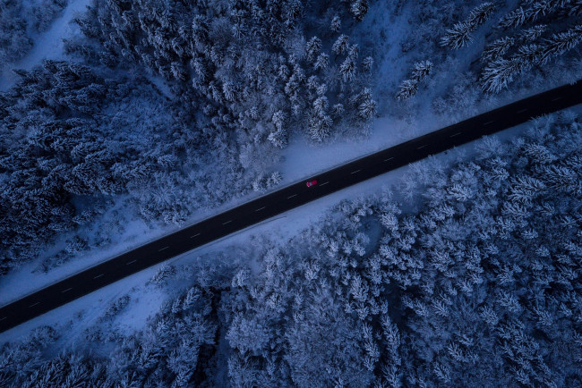 Обои картинки фото природа, дороги, лес, деревья, дорога, зима, машина, снег, вид, сверху