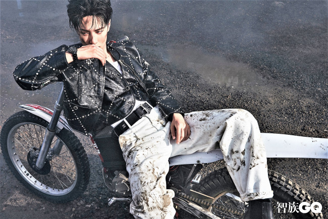 Обои картинки фото мужчины, wang yi bo, актер, певец, мотоцикл, грязь, лужи
