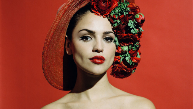 Обои картинки фото девушки, eiza gonzalez, актриса, лицо, шляпа, цветы