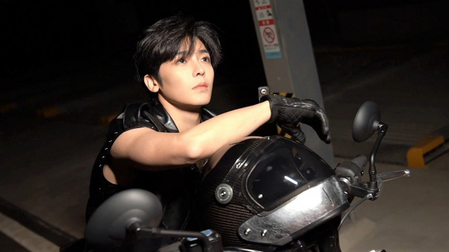 Обои картинки фото мужчины, hou ming hao, актер, перчатки, мотоцикл, шлем