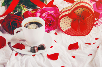 обоя праздничные, день святого валентина,  сердечки,  любовь, розы, чашка, кофе, лепестки, коробка, конфеты
