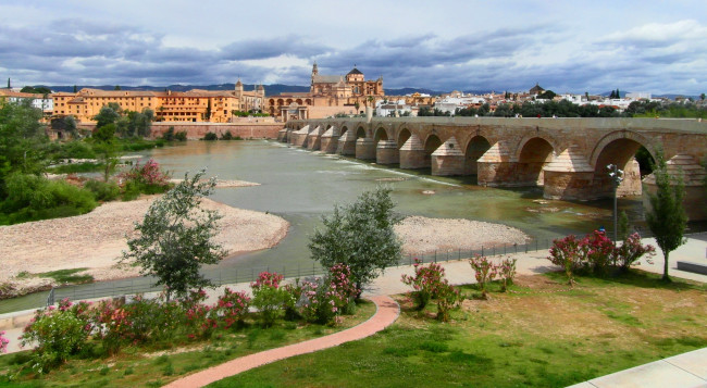 Обои картинки фото cordoba, andalusia, spain, города, мосты, испания, андалусия, кордова, река, гвадалквивир, набережная, кусты, деревья