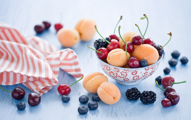 Обои картинки фото еда, фрукты, ягоды, ежевика, голубика, пиала, абрикосы, черешня