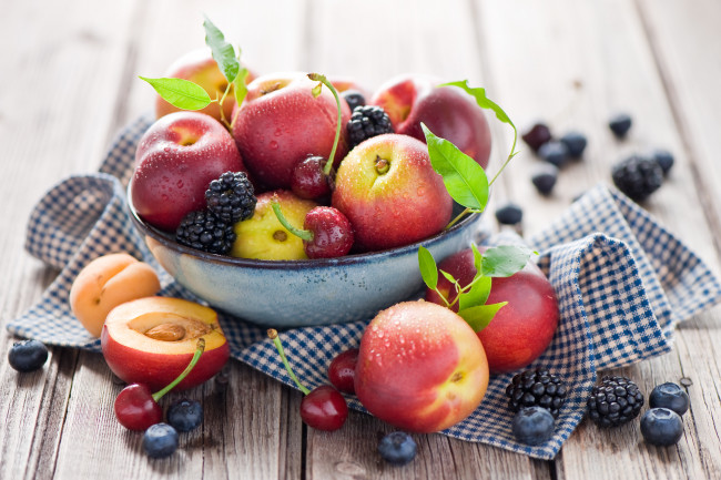 Обои картинки фото еда, фрукты, ягоды, черешня, нектарины, ежевика, голубика, салфетка