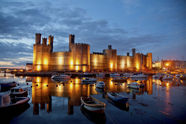 Обои картинки фото caernarfon, castle, england, города, дворцы, замки, крепости, замок, карнарвон, англия, бухта, лодки, яхты, отражение