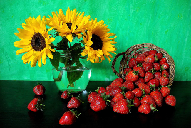 Обои картинки фото еда, клубника, земляника, подсолнухи, ягоды