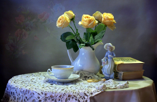 Обои картинки фото цветы, розы, ваза, статуэтка, книги