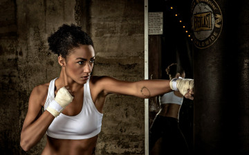 Картинка спорт бокс топ бинты зеркало груша удар брюнетка девушка