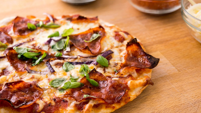 Обои картинки фото еда, пицца, базилик, бекон